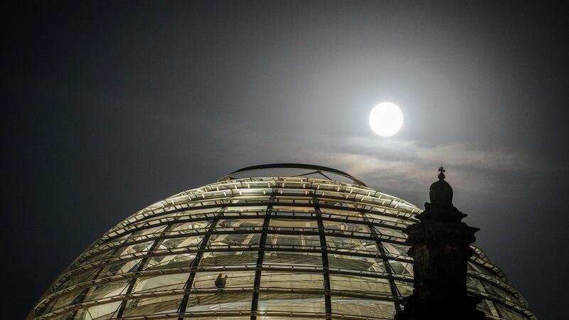 Mond bot doppeltes Schauspiel Der Vollmond leuchtete hell über der Kuppel des Reichstagsgebäudes.