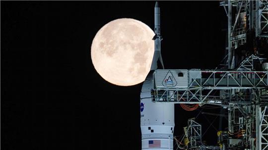 Der Vollmond scheint in den frühen Morgenstunden im Kennedy Space Center der NASA in Florida.