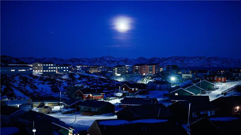 Der Vollmond steht über der Stadt Nuuk in Grönland.