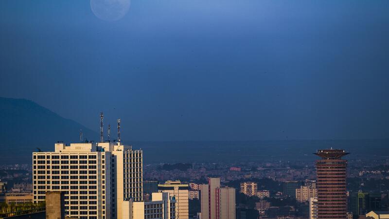 Der Vollmond steigt über den Hochhäusern von Nairobi auf. Kenias Hauptstadt erhebe „nun endlich ihren Anspruch auf den Status als globales Kulturzentrum“, heißt es im aktuellen „Lonely Planet“.