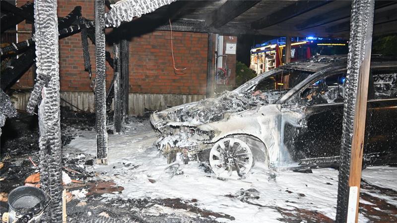 Der Volvo wurde bei dem Feuer komplett zerstört.