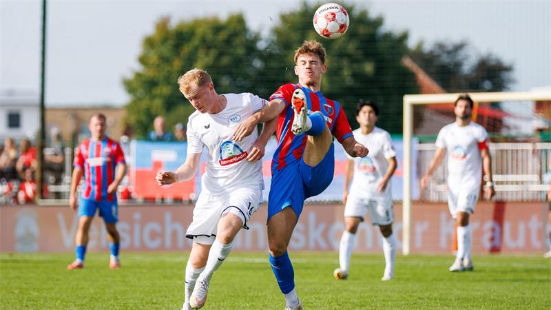 Der Vorbereiter kann auch Zweikämpfe: Niclas Dühring spielt erst seit fünf Wochen im D/A-Trikot.