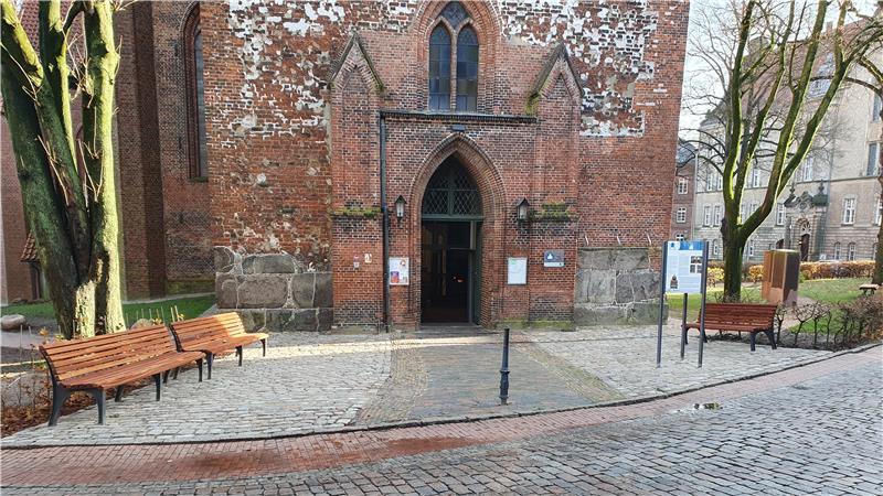 Wilhadi-Garten wird bei einem Dankeschön-Empfang eingeweiht Der Vorplatz wurde neu gestaltet, Bänke laden zum Verweilen ein.