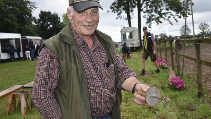 Der Vorsitzende Klaus Wolter zeigt den Ring, den die Reiter erwischen müssen.