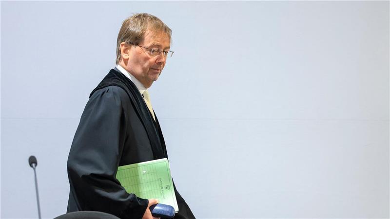 Der Vorsitzende Richter Dirk Sternberg betont, dass die Rechte aller Prozessbeteiligten gewahrt werden müssen. (Archivbild)