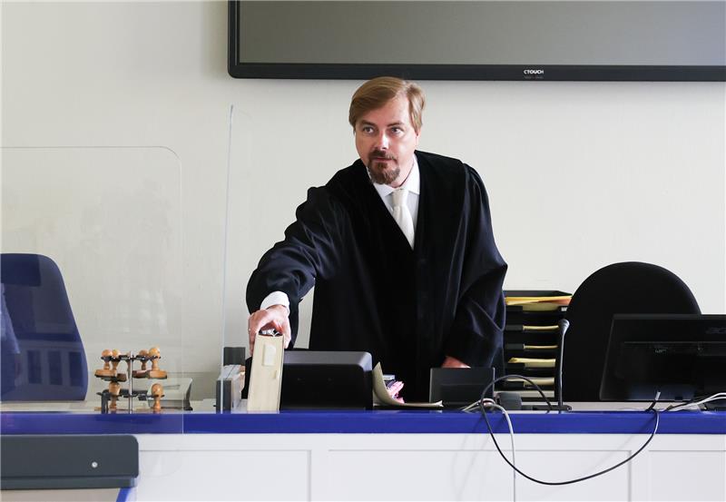Gericht: Tödliches Autorennen über Köhlbrandbrücke nicht nachweisbar Der Vorsitzende Richter Felix Lautenschlager kommt zu Beginn des Prozesses vor dem Amtsgericht Harburg in den Gerichtssaal. Foto: Christian Charisius/dpa Pool/dpa