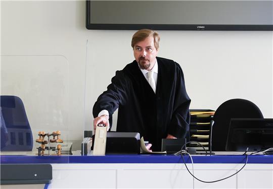 Der Vorsitzende Richter Felix Lautenschlager kommt zu Beginn des Prozesses vor dem Amtsgericht Harburg in den Gerichtssaal. Foto: Christian Charisius/dpa Pool/dpa
