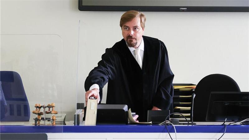 Illegales Autorennen auf Köhlbrandbrücke endet tödlich: Zwei Männer verurteilt Der Vorsitzende Richter Felix Lautenschlager kommt zu Beginn des Prozesses vor dem Amtsgericht Harburg in den Gerichtssaal.