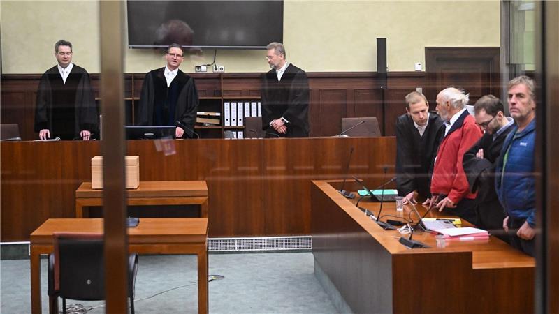 Der Vorsitzende Richter Gregor Herb schlug zu Beginn nach Verlesung der Anklage eine sogenannte Verständigung zwischen den Prozessbeteiligten vor.