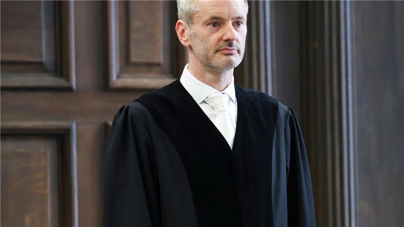 Prozess gegen möglichen Kokainschmuggler hat begonnen Der Vorsitzende Richter Immo Graf steht im Saal.