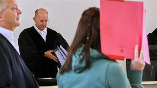Der Vorsitzende Richter Schütt hat immer wieder Zweifel an den Aussagen der Angeklagten im Mordfall Fabian