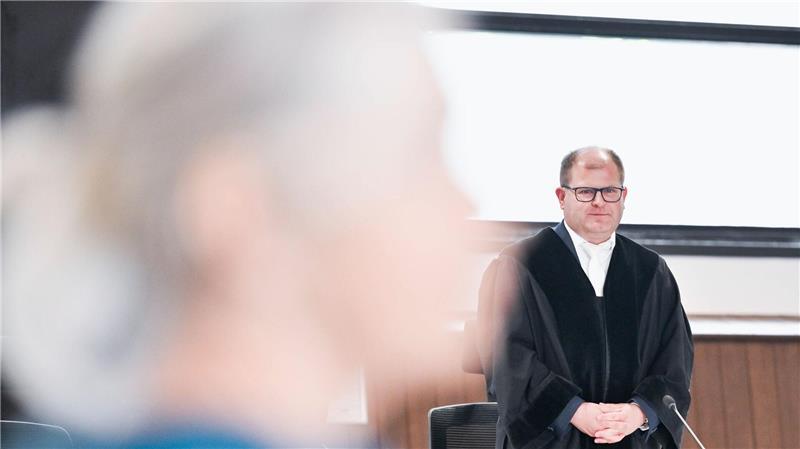 Waffen und Tierstreu – 13 Jahre Haft für Ex-RAF-Terroristin Der Vorsitzende Richter zeigte sich in seiner Urteilsbegründung von der Schuld der Angeklagten überzeugt.