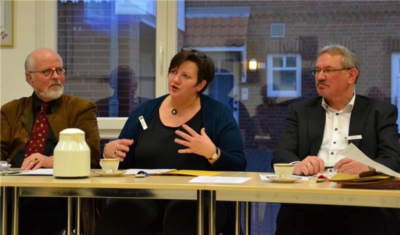 Der Vorsitzende der Ärztekammer Volker von der Damerau-Dambrowski, Kreis-Gesundheitsdezernentin Susanne Brahmst und Hans-Dieter Demmer vom Gesundheitsamt (von links) beim Bilanzgespräch des Projektes „Landgang“ in Drochtersen. Foto Helfferi