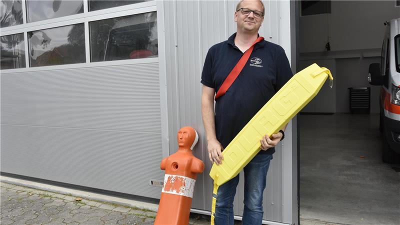 Der Vorsitzende der DLRG-Ortsgruppe Buxtehude mit einem Hilfsmittel zur Rettung Ertrinkender.