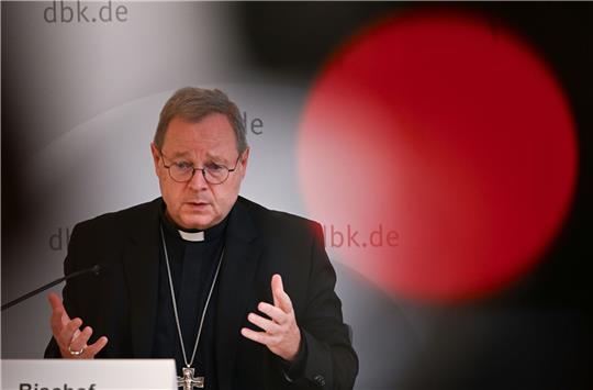 Der Vorsitzende der Deutschen Bischofskonferenz, Georg Bätzing, äußert sich zum Abschluss der Herbstvollversammlung in Wiesbaden.