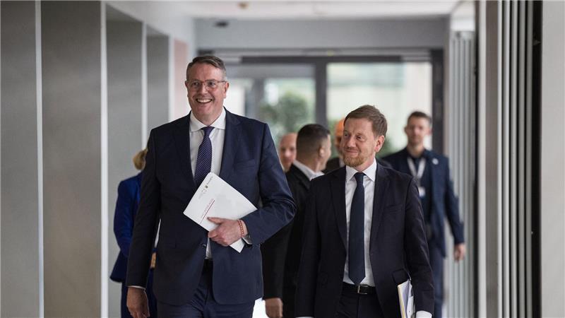 Der Vorsitzende der Ministerpräsidentenkonferenz Alexander Schweitzer (SPD) und sein Vize, Michael Kretschmer (CDU) sehen sich als „Möglichmacher“. 