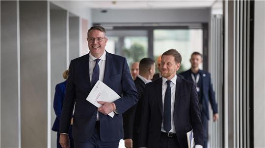 Der Vorsitzende der Ministerpräsidentenkonferenz Alexander Schweitzer (SPD) und sein Vize, Michael Kretschmer (CDU) sehen sich als „Möglichmacher“. 