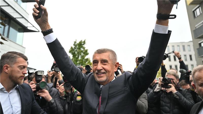Babis will Minderheitsregierung unter seiner Führung Der Vorsitzende der Oppositionsbewegung ANO, Andrej Babis, reagiert nach der Bekanntgabe des Wahlergebnisses.