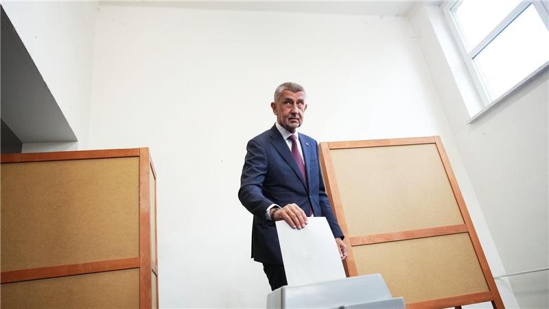 Der Vorsitzende der Oppositionspartei ANO, Andrej Babis, gibt in einem Wahllokal in Ostrava seine Stimme für die Parlamentswahlen ab.
