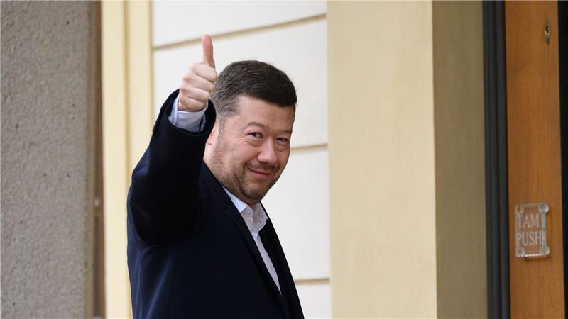Ultrarechte Partei fordert Minister-Posten in Tschechien Der Vorsitzende der Partei Freiheit und direkte Demokratie (SPD), Tomio Okamura, begrüßt Fotografen auf seinem Weg zu Präsident Pavel, der ihn zu einer Nachwahlberatung eingeladen hatte.