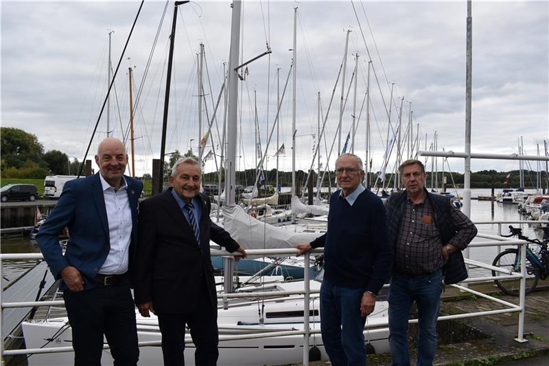 Altländer Yachtclub feiert Jubiläum nach Der Vorsitzende des Altländer Yachtclubs (AYC), Axel Grißmer, begrüßt das Gründungsmitglied Karl Masanneck sowie die zwei Wassersportler Alfred Ruppel und Gerhard Freudenthal, Mitglieder der ersten Stunde (von links).