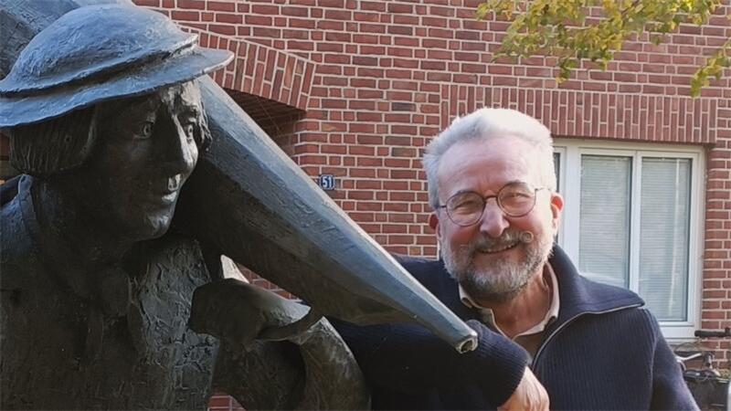 Der Vorsitzende des Vereins NiK, Harald Widera, mit dem Wahrzeichen des Kpenkamps, dem Kopenkerl.