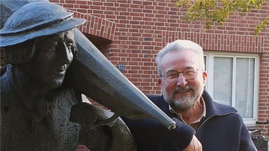 Der Vorsitzende des Vereins NiK, Harald Widera, mit dem Wahrzeichen des Kpenkamps, dem Kopenkerl.