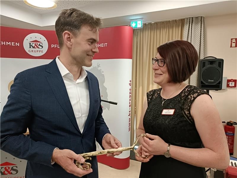 Seniorenresidenz in der Nähe der Stader Altstadt eröffnet Der Vorsitzende des Vorstands, Dr. Ulrich Krantz, übergab Heimleiterin Loreen Fischer den symbolischen Schlüssel. Foto: Bisping
