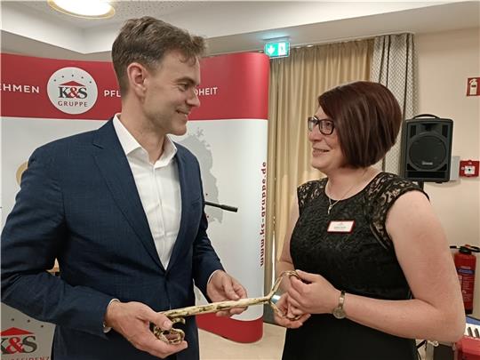 Der Vorsitzende des Vorstands, Dr. Ulrich Krantz, übergab Heimleiterin Loreen Fischer den symbolischen Schlüssel. Foto: Bisping
