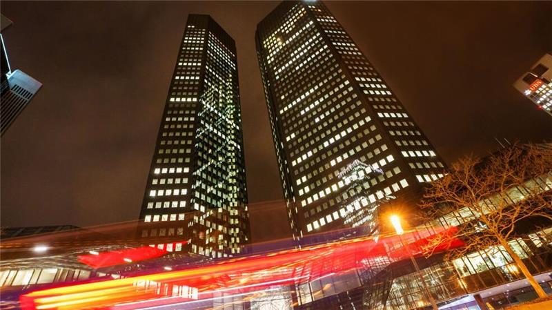 Deutsche Bank bleibt trotz Gewinneinbruch zuversichtlich Der Vorstand blickt zuversichtlich auf 2025.
