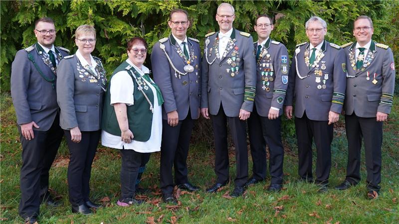 Kehdinger Schützen feiern den Höhepunkt der Saison Der Vorstand der Kreisschützenvereinigung Kehdingen: von links Nils Hinsch, Sabine Schütt, Steffanie Suhr, Björn Zühlke, Olaf Vorrath, Marcel Hosmann, Holger Schröder und Bastian Meyburg.
