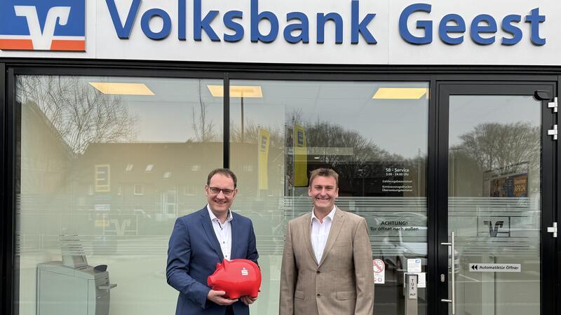 Der Vorstand der Kreissparkasse Stade, Matthias Lühmann (links), und der Vorstand der Volksbank Geest eG, Wilhelm Prigge, freuen sich über die Kooperation.