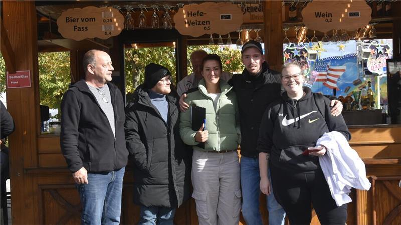Für Schausteller ist der Horneburger Herbstmarkt Pflicht Der Vorstand der Schausteller mit Christina Obst (rechts) und Lea Schertges genießt das schöne Herbstwetter.