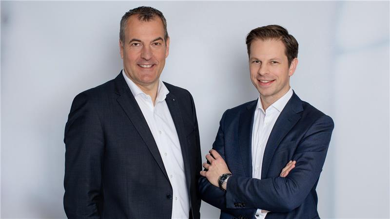 Der Vorstand der Sparkasse Harburg-Buxtehude, Andreas Sommer (links) und Frederik Schröder, blickt auf ein gutes Geschäftsjahr 2025 zurück.