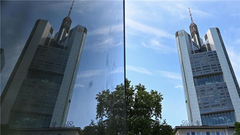 Commerzbank hält trotz Gewinnrückgang an Jahresziel fest Der Vorstand des Dax-Konzerns hat im Sommer das Gewinnziel für 2025 nach oben geschraubt. (Archivbild)