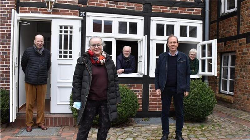 Der Vorstand des Heimat- und Geschichtsvereins fand am Stavenort in Buxtehude einen passenden Platz für die Bellmann-Bibliothek.