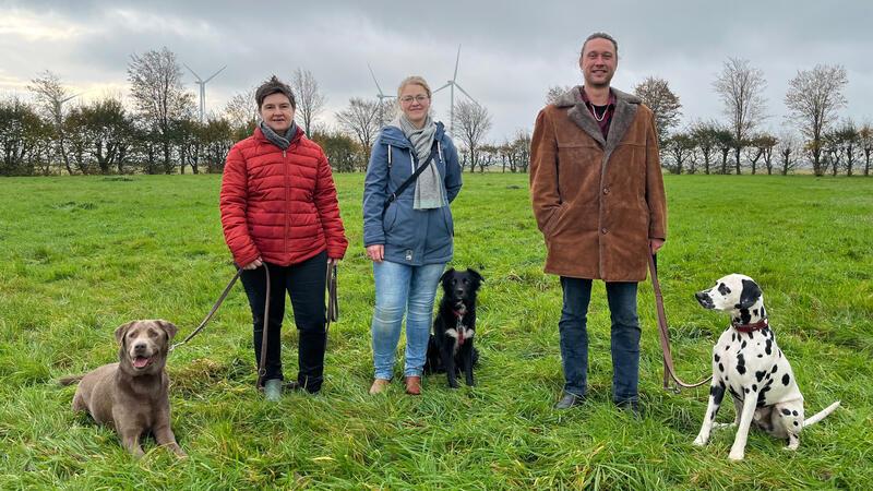 Neuer Hundeplatz wird eingerichtet – Gute Nachrichten für Fußballer Der Vorstand des Pfotenkommandos: Claudia Kaschewski (Kassenwartin), Toni John (2.Vorsitzende), Yannick Mense (1.Vorsitzender, von links) freuen sich über die Entscheidung des Rates.