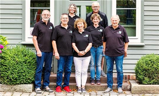 Der Vorstand des Vereins Geest Landtouristik (von links): Dr. Johann Bröhan, Axel Panknier, Klaudia Panknier, Silke Meyer, Ulrich Koch (vorne) sowie May-Britt Müller und Klaus Bösch (hinten). Nicht dabei waren Sebastian Wohlers und Bernd We