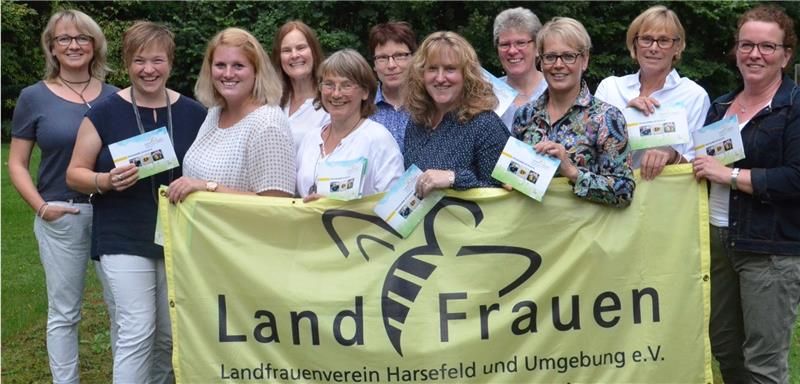 Der Vorstand des Vereins, von links: Iris Deden, Sandra Niemann, Wendy Jacob, Gundi Schwientek, Maike Borchers, Gerda Nußbaum, Debbie Bülau, Rita Schnackenberg, Birgit Dammann-Tamke, Elisabeth Olle, Claudia Pott.  Foto Fehlbus