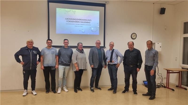 Der Vorstand des neuen Drochterser Hallenbad-Fördervereins (von links): Dirk Ludewig, Florian Meyer, Tim Konarske, Lena Amling, Thorsten Hilck, Jens Schütt, Klaus Fastert und Vorsitzender Mike Eckhoff.