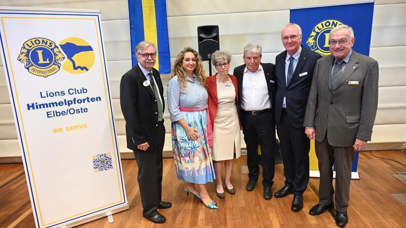 Neugründung: Warum der Lions Club Himmelpforten besonders ist Der Vorstand des neuen Lions Clubs mit den Helfern (von links): Uwe Bornkessel, ehemaliger Distrikt-Governor, Esra Grüneisen-Ceran (Vorstand), Dr. Sieglinde Feil (Vorstand), Gründungspräsident Peter von Allwörden, Dietmar Bruss (Vorstand) und Dr. Jörg Igloffstein (Guiding Lion).