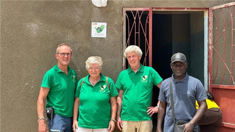 Der Vorstand macht sich vor Ort ein Bild: Günther Heitmann, Angelika Loock und Raimund Grosser mit Mitarbeiter und Freund Jean-Paul Sarr.