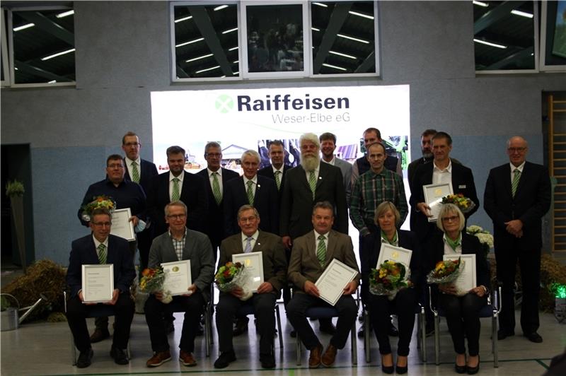 Der Vorstand und Aufsichtsrat der Raiffeisen Weser-Elbe versammelte sich auf der Generalversammlung zum Gruppenbild. Foto: Raiffeisen Weser-Elbe