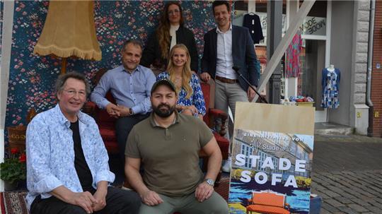 Der Vorstand von Stade aktuell auf dem Stade Sofa. Wilfried Stief (von links), Amir Afschartabbar, Mo Karami, Michelle Neugebauer sowie hinten Elena Brückner und Manuel Bossemeyer. Es fehlt Lorenz Leuchtenberger.