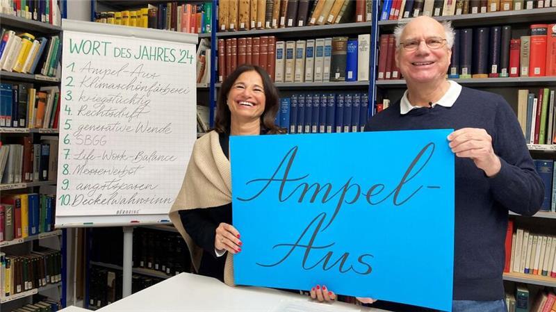 „Ampel-Aus“ und „kriegstüchtig“: Die Wörter des Jahres 2024 Der Vorstandsvorsitzende Peter Schlobinski (r) und die Geschäftsführerin Andrea-Eva Ewels der Gesellschaft für deutsche Sprache in Wiesbaden stellen das Wort des Jahres 2024 vor: „Ampel-Aus“.