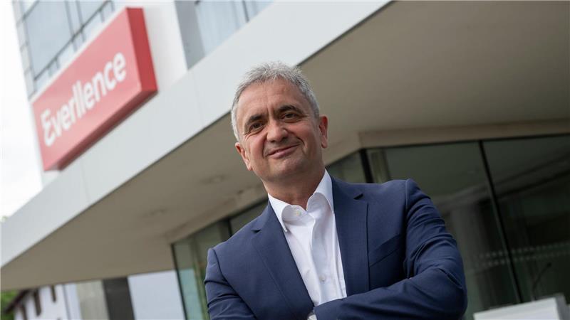 Der Vorstandsvorsitzende Uwe Lauber präsentiert vor der Unternehmenszentrale den Schriftzug Everllence.