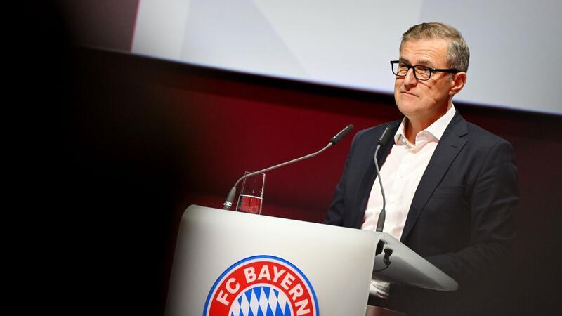 Der Vorstandsvorsitzende des FC Bayern München, Jan-Christian Dreesen, kritisiert die organisierten Fans, die vielerorts mit dem Werfen von Tennisbällen den Spielbetrieb lahmlegen, scharf.