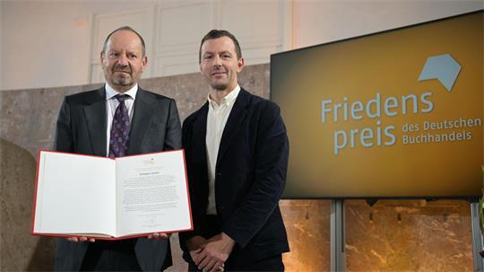Der Vorsteher des Börsenvereins, Sebastian Guggolz (rechts), überreichte die Urkunde an Philippe Sands.