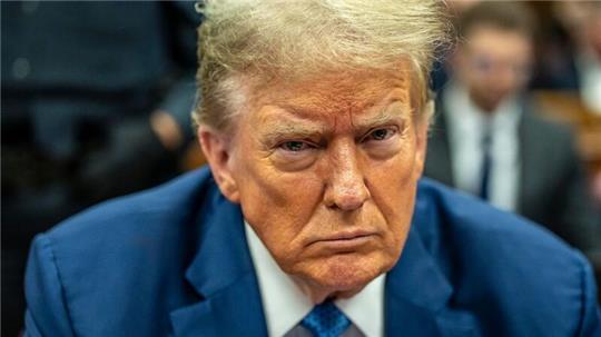Der Vorwurf: Trump soll 130.000 Dollar Schweigegeld an eine Pornodarstellerin gezahlt und den Geldfluss danach falsch verbucht haben.