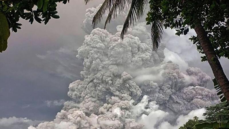 Evakuierungen nach neuem Ausbruch von Vulkan in Indonesien Der Vulkan Mount Ruang ist zum zweiten Mal innerhalb von zwei Wochen ausgebrochen und hat Asche fast zwei Kilometer hoch in den Himmel geschleudert.